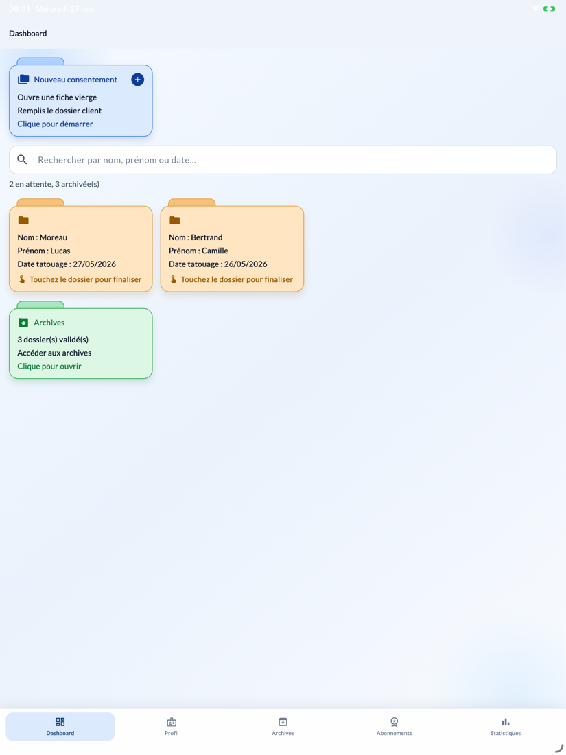 Le tableau de bord de ConsentForm sur iPad : chaque fiche client en attente porte le nom, le prénom et la date de la séance, au-dessus des archives et de la recherche par nom