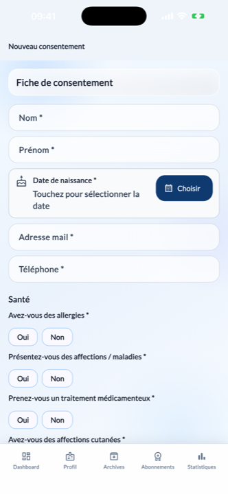 Une fiche client tatoueur en cours de saisie sur iPhone dans ConsentForm&nbsp;: identité du client, questionnaire de santé et mentions à cocher avant la signature.